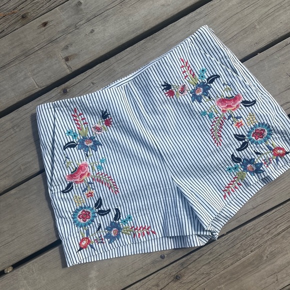 LOFT PINSTRIPE FLORAL EMBROIDERED SHORTS SIZE 4 - Picture 5 of 6